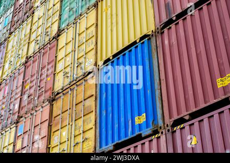 Standard-Versandbehälter in einem Containerterminal Stockfoto