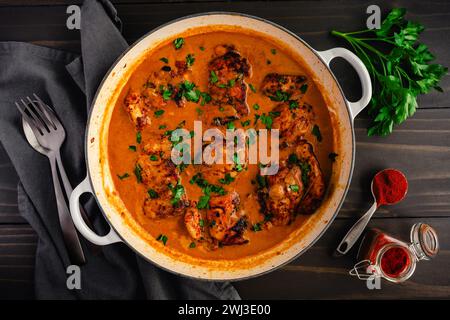 Hausgemachte ungarische Hühnerpaprikash in einem großen Topf: Langsam gekochte Hähnchenschenkel in einer reichhaltigen Sahnesauce aus süßem Paprika und Sauerrahm Stockfoto