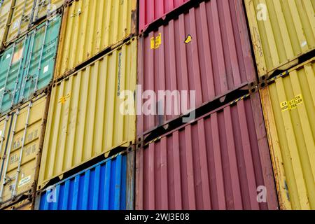 Standard-Versandbehälter in einem Containerterminal Stockfoto