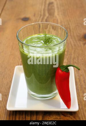 Grüner Spinat-Smoothie und süße rote Paprika Stockfoto