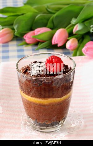 Schokoladendessert mit Himbeere und Tulpen Stockfoto