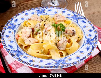 Fisch Lachs-Filet mit Tagliatelle-Nudeln, Sahne-sauce Stockfoto