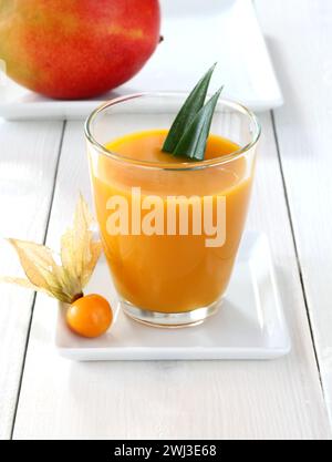 Gelber, fruchtiger Mango-Smoothie aus Reifen Früchten Stockfoto