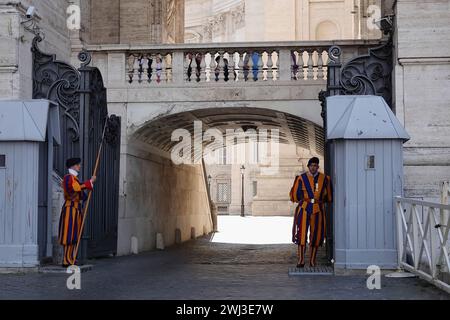 Mitglieder der Päpstlichen Schweizergarde im Dienst im Vatikan, Italien Stockfoto