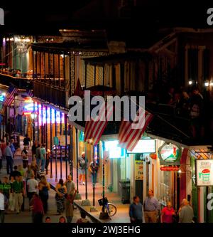 Nacht auf der Bourbon Street im French Quarter - New Orleans, Louisiana - USA Stockfoto