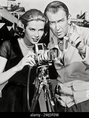 Grace Kelly und James Stewart mit einer Kamera - Publicity Photo für den Alfred Hitchcock-Regie-Film Rear Window, 1954 Stockfoto