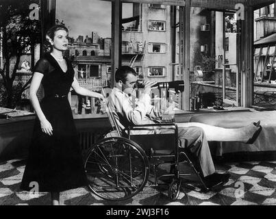 James Stewart und Grace Kelly in „Rear Window“ (Paramount, 1954) unter der Regie von Alfred Hitchcock – Publicity-Foto Stockfoto