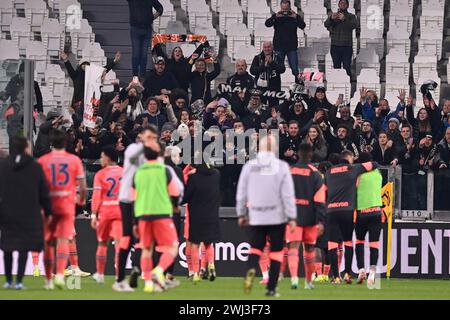 Torino, Italien. Februar 2024. Foto Fabio Ferrari/LaPresse 12 Febbraio 2024 - Turin, Italien - Sport - Juventus vs Udinese - Campionato italiano di calcio Serie A TIM 2023/2024 - Allianz Stadium. Nella foto: Tifosi Udinese esultanza salutano la squadra 12. Februar 2023 Turin, Italien - Sport Soccer - Juventus vs Udinese - italienische Fußball-Meisterschaft Liga A TIM 2023/2024 - Allianz Stadium auf dem Bild: Supporters Udinese feiert Credit: LaPresse/Alamy Live News Stockfoto