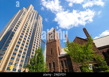 Die erste United Methodist Church, erbaut 1891, von Finanzbürotürmen im Stadtzentrum von Birmingham, Alabama, USA Stockfoto