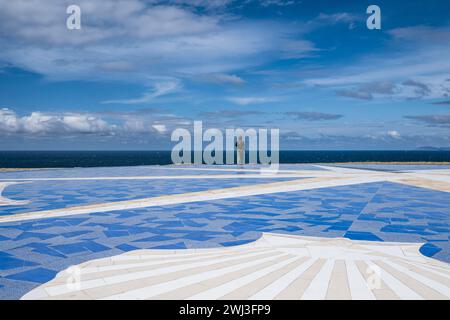 In der Nähe des römischen Leuchtturms des Herkules-Turms in La Coruna in Galicien können Sie einen beeindruckenden Blick auf den Atlantik genießen. Stockfoto