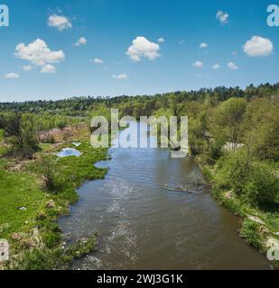 Atemberaubende Aussicht auf den Zbruch Fluss, Ternopil und Khmelnyzky Regionen Grenze, Ukraine. Stockfoto