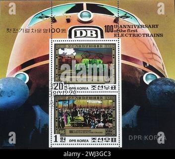 Souvenirbogen mit gestempelten Briefmarken, gedruckt von Nordkorea, zum 100. Jahrestag der ersten elektrischen Züge, um 1980. Stockfoto