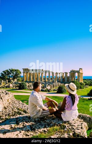 Blick auf das Meer und die Ruinen der griechischen Säulen im Archäologischen Park Selinunte Stockfoto