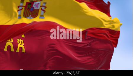 Nahaufnahme der Murcia-Flagge, die mit der spanischen Nationalflagge winkt Stockfoto