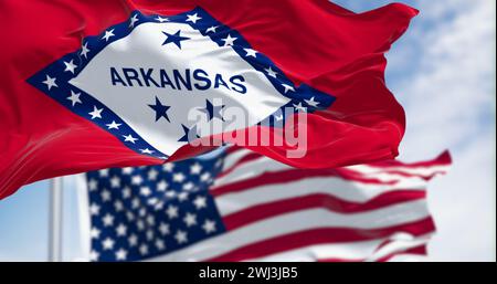 Nahaufnahme der Flagge von Arkansas, die an einem klaren Tag mit der amerikanischen Flagge winkt Stockfoto