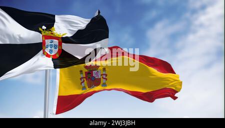 Ceuta und spanische Nationalflaggen winken an einem klaren Tag Stockfoto