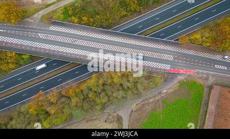 Herbstliche Luftfahrt des Autobahnkreuzes Stockfoto