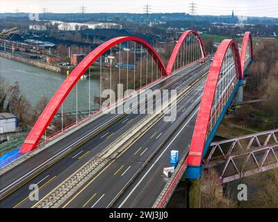 Marode Autobahnbrücke A42, über den Rhein-Herne-Kanal, mit massiven Bauschäden, für die nächsten Monate total gesperrt, zwischen den Anschlussstellen Bottrop-Süd und Kreuz Essen-Nord, für LKW wohl bis zu einem Neubau, NRW, Deutschland, Gesperrte Autobahnbrücke 42 *** Autobahnbrücke A42, über den Rhein-Herne-Kanal, mit massiven baulichen Schäden, für die nächsten Monate völlig geschlossen, zwischen den Anschlussstellen Bottrop Süd und Essen Nord, für Lkw vermutlich bis zum Bau einer neuen Brücke, NRW, Deutschland, gesperrt Autobahnbrücke 42 Stockfoto