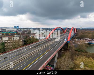 Marode Autobahnbrücke A42, über den Rhein-Herne-Kanal, mit massiven Bauschäden, für die nächsten Monate total gesperrt, zwischen den Anschlussstellen Bottrop-Süd und Kreuz Essen-Nord, für LKW wohl bis zu einem Neubau, NRW, Deutschland, Gesperrte Autobahnbrücke 42 *** Autobahnbrücke A42, über den Rhein-Herne-Kanal, mit massiven baulichen Schäden, für die nächsten Monate völlig geschlossen, zwischen den Anschlussstellen Bottrop Süd und Essen Nord, für Lkw vermutlich bis zum Bau einer neuen Brücke, NRW, Deutschland, gesperrt Autobahnbrücke 42 Stockfoto