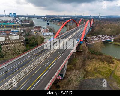 Marode Autobahnbrücke A42, über den Rhein-Herne-Kanal, mit massiven Bauschäden, für die nächsten Monate total gesperrt, zwischen den Anschlussstellen Bottrop-Süd und Kreuz Essen-Nord, für LKW wohl bis zu einem Neubau, NRW, Deutschland, Gesperrte Autobahnbrücke 42 *** Autobahnbrücke A42, über den Rhein-Herne-Kanal, mit massiven baulichen Schäden, für die nächsten Monate völlig geschlossen, zwischen den Anschlussstellen Bottrop Süd und Essen Nord, für Lkw vermutlich bis zum Bau einer neuen Brücke, NRW, Deutschland, gesperrt Autobahnbrücke 42 Stockfoto