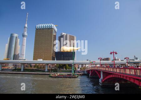 Die Azuma-Brücke über den Sumida-Fluss und die Asashi-Flamme in Asakusa, Tokio, Japan. Stockfoto