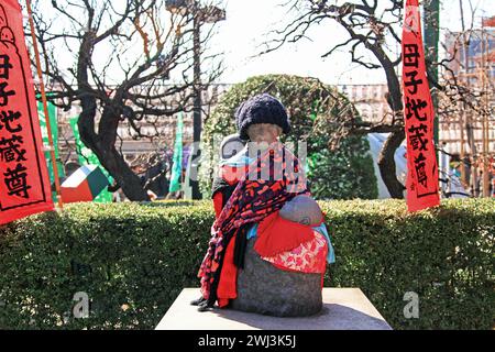 Die Mutter-Kinder-Statue oder Bo-shi-Jizo-Statue im Senso-JI-Tempel wurde am Ende des Zweiten Weltkriegs in Asa errichtet, um die Geister der Mütter und Kinder zu trösten. Stockfoto