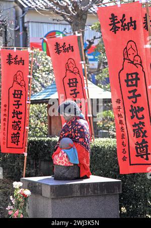 Die Mutter-Kinder-Statue oder Bo-shi-Jizo-Statue im Senso-JI-Tempel wurde am Ende des Zweiten Weltkriegs in Asa errichtet, um die Geister der Mütter und Kinder zu trösten. Stockfoto