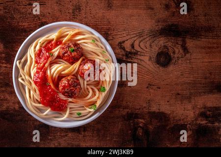 Fleischbällchen. Rindfleischbällchen, oben flach liegender Schuss mit Spaghetti Stockfoto