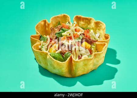 Taco-Salat in Tortilla-Schüssel mit Rind, Käse, Mais und Salat Stockfoto