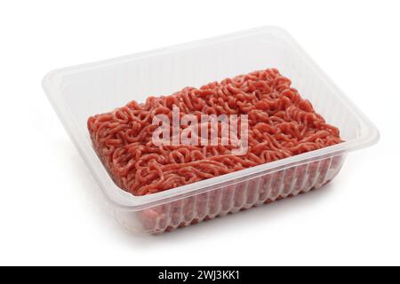 Hackfleisch aus Rindfleisch in Plastikbecher geben Stockfoto