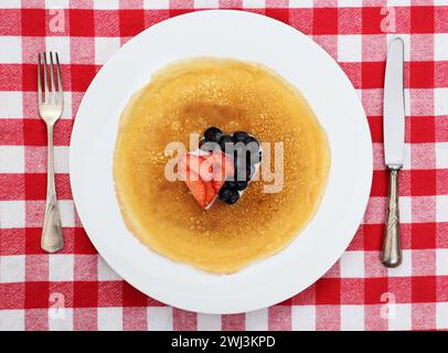 Pfannkuchen Herz mit frischer Erdbeere, Heidelbeere Stockfoto