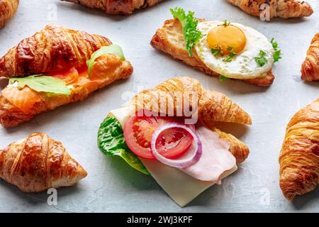 Croissant-Sandwichsortiment. Verschiedene gefüllte Croissants. Gefüllte Rollen Stockfoto