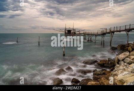 Blick auf die Trabocco Turchino Angelmaschine und Hütte an der Küste der Abruzzen in Italien Stockfoto