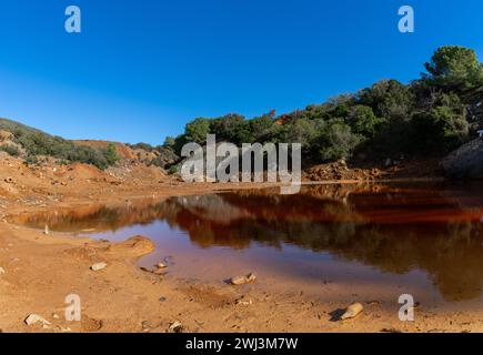 Landschaftsansicht eines roten Abwasserteichs in einer verlassenen Eisenerzmine auf Elba Stockfoto