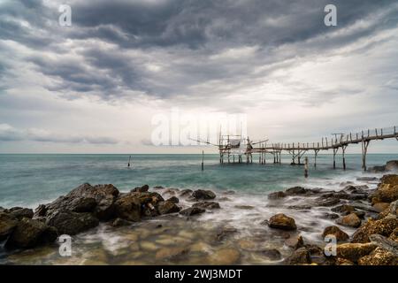 Blick auf die Trabocco Turchino Angelmaschine und Hütte an der Küste der Abruzzen in Italien Stockfoto