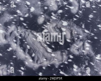 Gefrorener See von oben, im Winter. Stockfoto