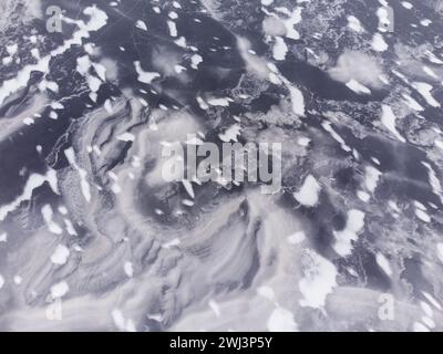 Gefrorener See von oben, im Winter. Stockfoto