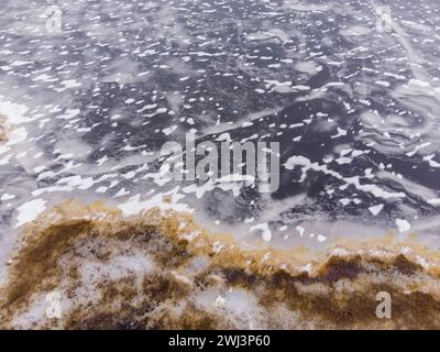Gefrorener See von oben, im Winter. Stockfoto