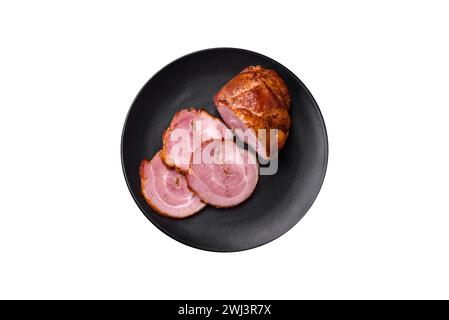 Köstliche frisch gebackene Fleischbrötchen mit Gewürzen und Kräutern Stockfoto