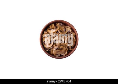 Gebratene oder gedünstete Champignonpilze in Form von Scheiben mit Zwiebeln Stockfoto
