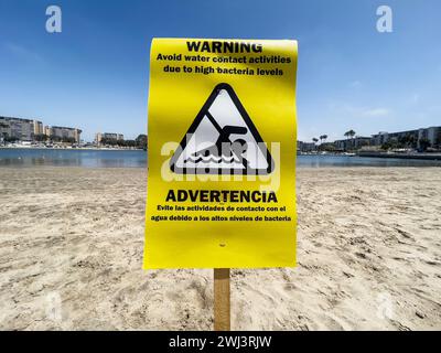 Warnung Vermeiden Sie Wasserkontakte aufgrund des Schilds für hohe Bakterienkonzentrationen in der Gegend von Marina Del Rey in Los Angeles, Kalifornien. Stockfoto