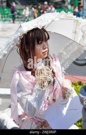 Ein Mädchen in Harajuku, das ein lolita-Outfit mit Accessoires und Make-up trägt. Stockfoto