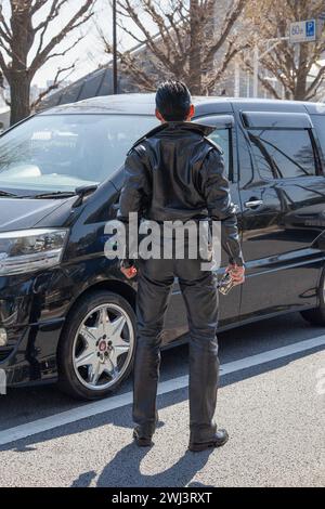 Ein Mann verkleidet Mädchen in Harajuku in lolita-Outfits mit Accessoires und Make-up. Stockfoto