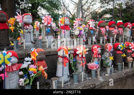 Jizo-Statuen oder Wächter verstorbener Kinder im Zojoji-Tempel in Tokio, Japan. Stockfoto