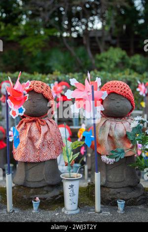 Jizo-Statuen oder Wächter verstorbener Kinder im Zojoji-Tempel in Tokio, Japan. Stockfoto