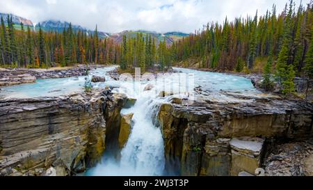 Sunwapta Falls Jasper National Park, Kanada. Kanadische Rockies während der Herbstsaison Stockfoto