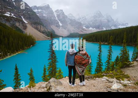 Lake Moraine an einem kalten verschneiten Tag in Kanada, türkisfarbenes Wasser des Moraine Sees mit Schnee Stockfoto