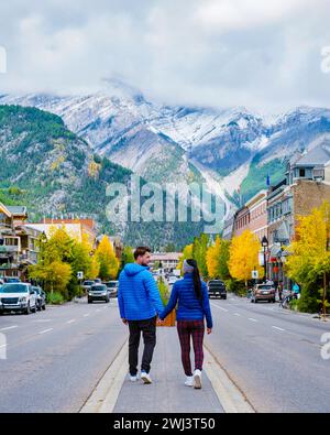 Banff Village im Banff National Park Kanada Kanadische rocky mountains während der Herbstsaison Stockfoto