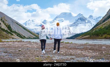 Der Icefields Parkway mit herbstlichen Bäumen und schneebedeckten Bergen in Jasper Canada, Alberta Stockfoto