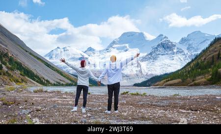 Der Icefields Parkway mit herbstlichen Bäumen und schneebedeckten Bergen in Jasper Canada, Alberta Stockfoto